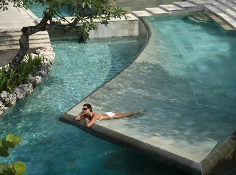 What are the options for high-appearance-level hotels and homestays in Bali?