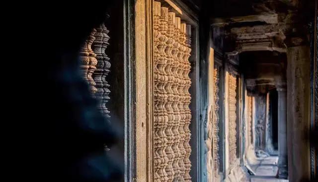 It has been preserved since the 12 th century, with large buildings and exquisite carvings, and has become a sacred place for buried love