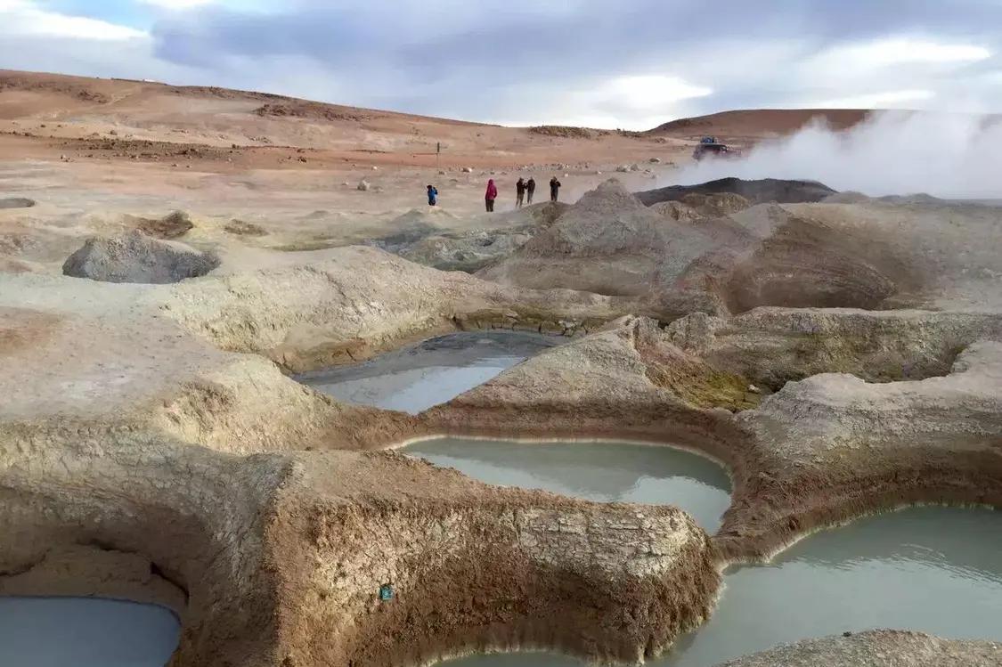 Must-do things in Bolivia: Take photos with Sky Mirror, chase flame birds at Red Lake, and check out Gap Springs